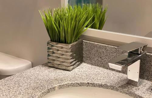 Lux House Of Champagne 2BR 2BA Free Parking & Wifi - Photo 16