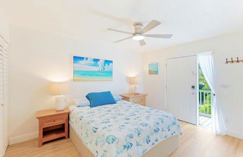 Newly remodeled 8-steps to sand path of Beach! - Foto 8