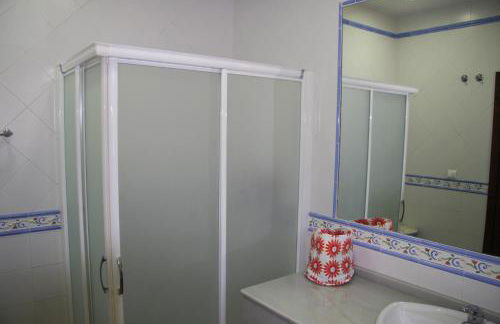 Moderno y amplio chalet, con piscina privada - Foto 42