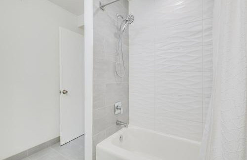 Steps to Shops and Eats Apt in Portage Park! - Foto 15