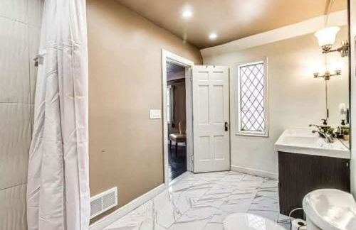 Spacious 5BR - Sleeps 10 - University District home - Photo 9