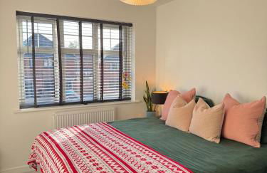 Deluxe 3 Bed new detached with a Super King bed - Photo 12