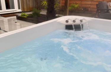 Romantic Luxury Cabin & Hot Tub near New Forest Dorset - Photo 43