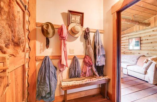 1800s Romantic Cabin! Fireplace and 3 Jacuzzi Tubs - Foto 9