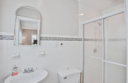 Beach house & backyard oasis with private pool - short walk to beach - Foto 20