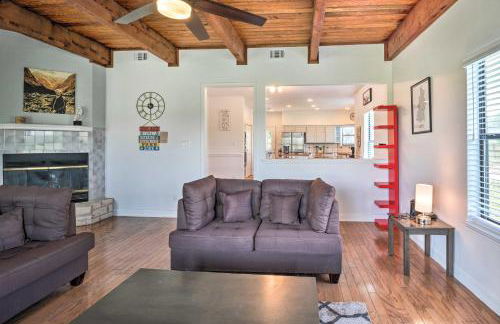 Gingerland Ranch in Del Valle Game Room and Porch - Foto 6