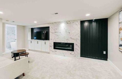 Beautiful luxury home freshly renovated with big yard, seating & grill pad - Foto 14