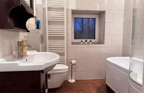 T&K Apartments - 8 Room Detached house - 6 min to Messe DUS - Private Parking - Foto 18