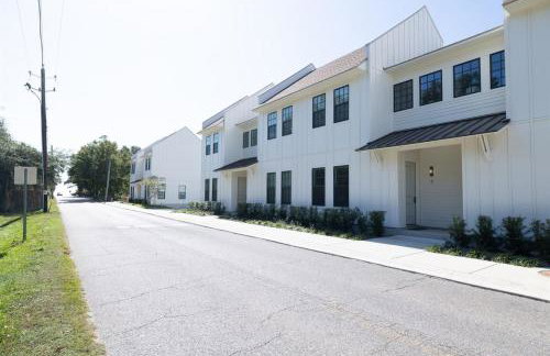 Seabreeze Haven 6 - Steps to Beach, Pet-Friendly, Pool, Fast WiFi - Photo 24