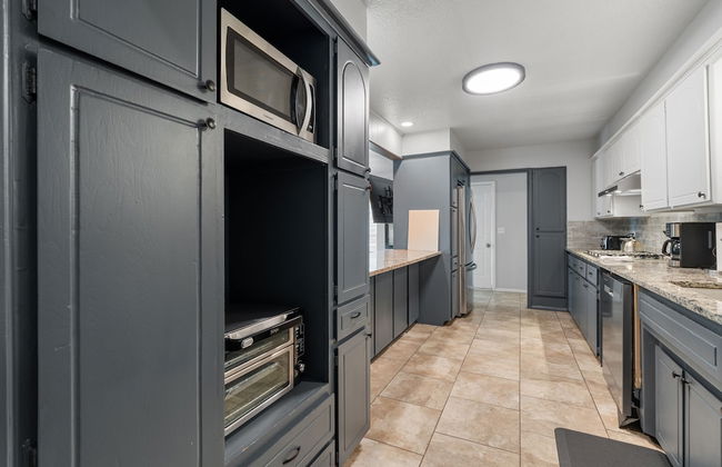 Spacious Retreat 8 Bedroom River - Photo 18