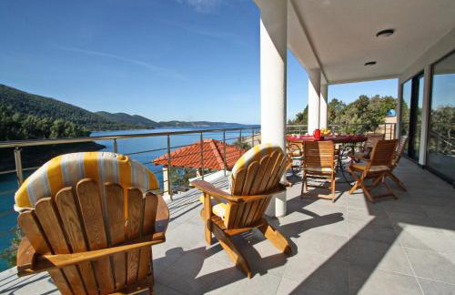 Beachfront Luxury Villa with Private Pool and Stunning Sea Views - Photo 30
