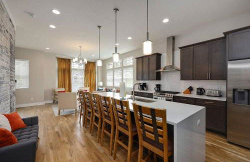 Two Townhomes - Hot Tubs and Rooftop Balconies - Foto 14