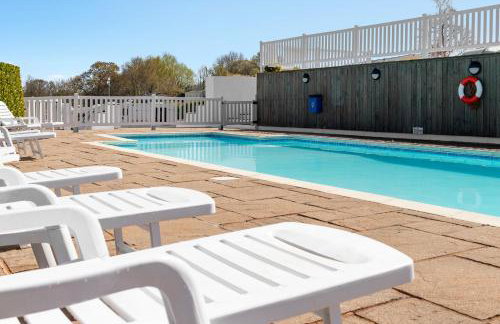 Lake View Holiday Home - Fishing Lakes, Heated Outdoor Swimming Pool 500yrds on Sister Park , Pool Open April to September - Foto 29