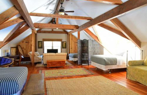 Berkshire Vacation Rentals: Peaceful Post and Beam Loft Sleeps 9 - Foto 4