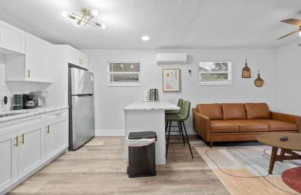 Modern-Retro Themed Home Close to Coffee + Food! - Foto 11