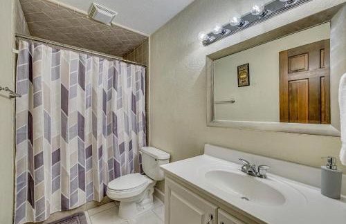 Pool and Game Room Waterfront Harlingen Home - Foto 33