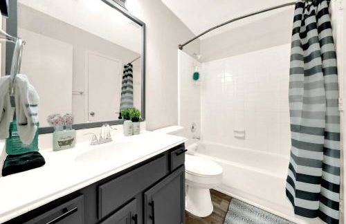 Downtown 3BR Near NRG Stadium - Photo 23