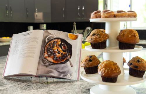 Stunning 4BR Retreat, Deck, Ping Pong, Near Marina - Foto 16