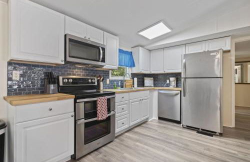 Spacious 2BR Retreat-10 minutes to the Beach! Pet Friendly! - Foto 13