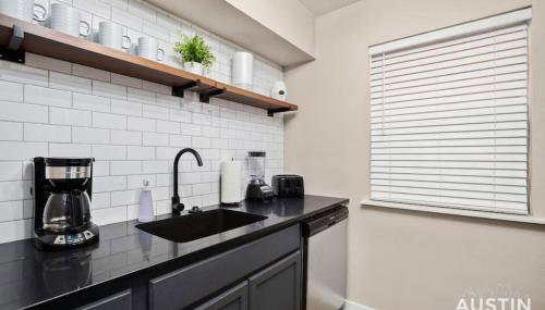 Walk to Restaurants or Cook in Subway Tile Kitchen - Foto 5