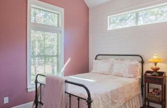 Victorian Cabin Rental with Outdoor Fireplace and Bearpen Creek Views near Dallas, Texas - Foto 7