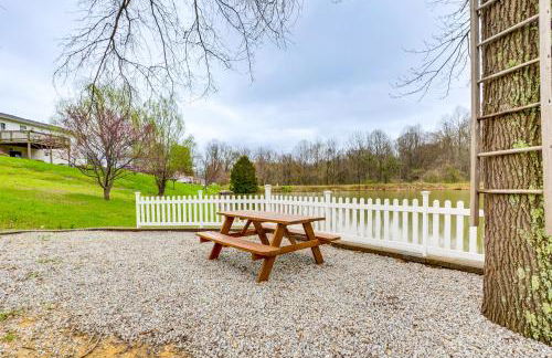 Renovated Logan Home with Pond and Fire Pit - Foto 39