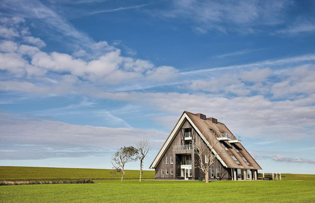 Stately Villa in Wierum with Fantastic Views & Hot Tub - Foto 1