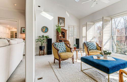 4,100-Sq-Ft Gem with Pool Table and Yard in Raleigh - Foto 7