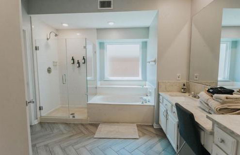 Beautiful Updated Home with Pool - Foto 18