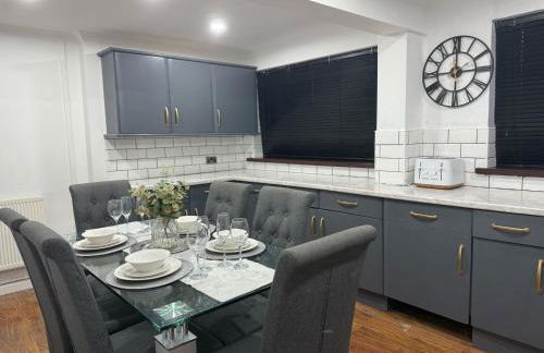 Stylish & Cosy Home in Bridgend with free parking - Photo 26