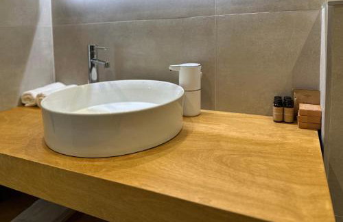 On the Edge - Suites & Apartments - Photo 33