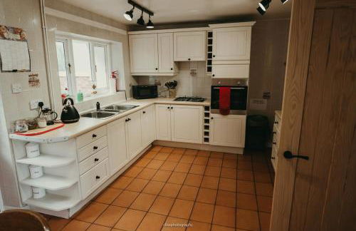 Farm House, Hirwaun Brecon Beacons with Games Barn - Photo 12