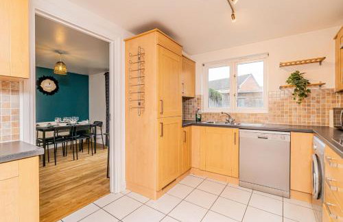 Spacious 5BR House 3 Bathrooms ideal for CONTRACTORS free PARKING - Photo 12