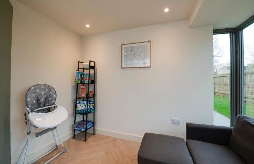 Spacious 5BR Home Near New Forest & Coast - Parking - Sleeps 10 - Photo 21