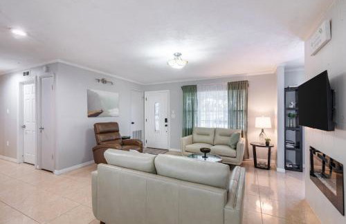 Family Retreat with Pool Fenced Yard AC - Foto 18