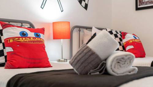 596 Modern 5 bed home overlooking beautiful golf course and conservation with Games room - Foto 4