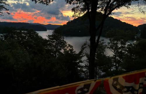 Stunning 4BR Retreat, Deck, Ping Pong, Near Marina - Foto 55