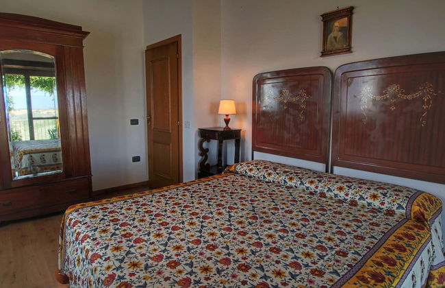 Farmhouse Bliss With Pool, Wine and Tails - Photo 2