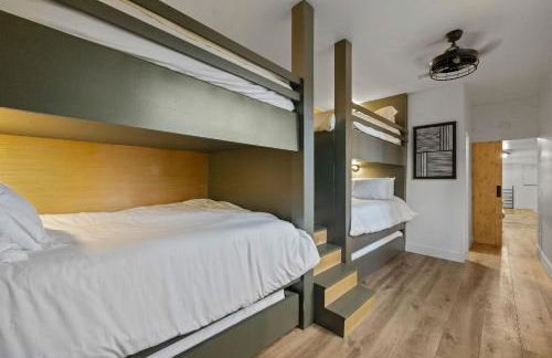 Luxury Mountain Escape Sleeps 25 - Sauna, Hot Tub, Fire Pits - 5 Star Amenities - Photo 15