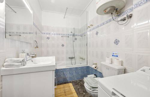Boho Coastal Retreat with Jacuzzi, 1 min to Beach - Foto 32