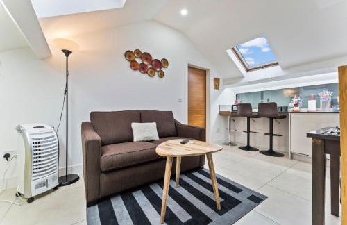 Exquisite 2-Bedroom Penthouse-Sleeps 7-Free Parking with Workspace & High-Speed WiFi - Foto 24