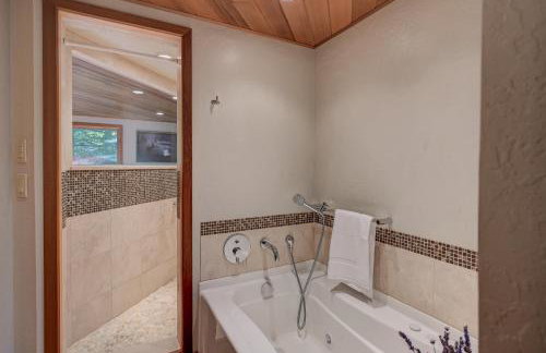 Steps to the Ellis River - Luxe, Hot Tub, Game Room - Foto 31