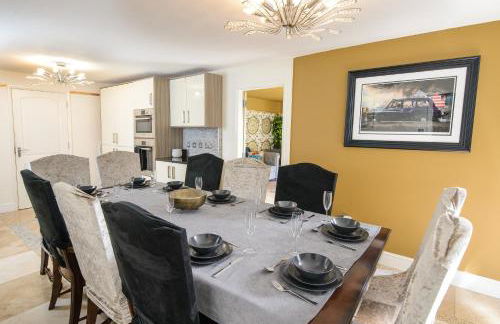 Deluxe 4 or 5 Bed House with Hot Tub, Cinema Room Sleeps 15 - Foto 27