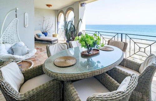 LAP- 3 bed apartment on the beach. Families only - Photo 12