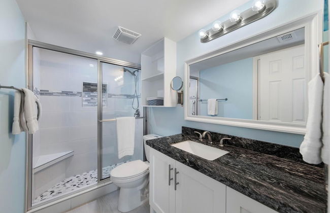 Modern Retreat, Block to Beach w Pool & Balcony - Foto 12