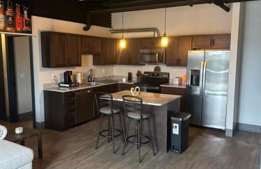 304 New Luxury Downton Condo with Fireplace, 2 bdrm - Foto 1