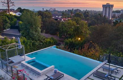 LA Hillside Retreat w Pool Views Fire Pit Outdoor Lounging Casa Bellagio by AvantStay - Foto 2