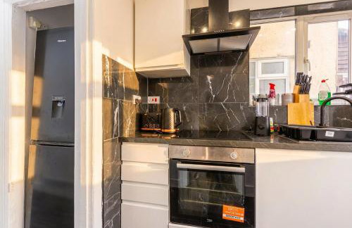 Spacious 3-Bed Home for 8 | Free Parking & Garden - Foto 18