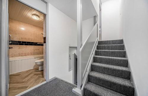 Arena Central 3 Bedrooms Free Parking, Perfect for Contractors Relocation and Professional Stays - Photo 2