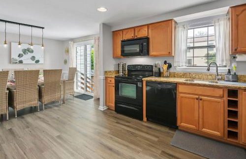 NEW! Large 3-story townhome Private, Self checkin, Pet Friendly! - Foto 9